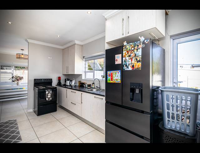 4 BEDROOM FREESTANDING TO LET IN TABLE VIEW
